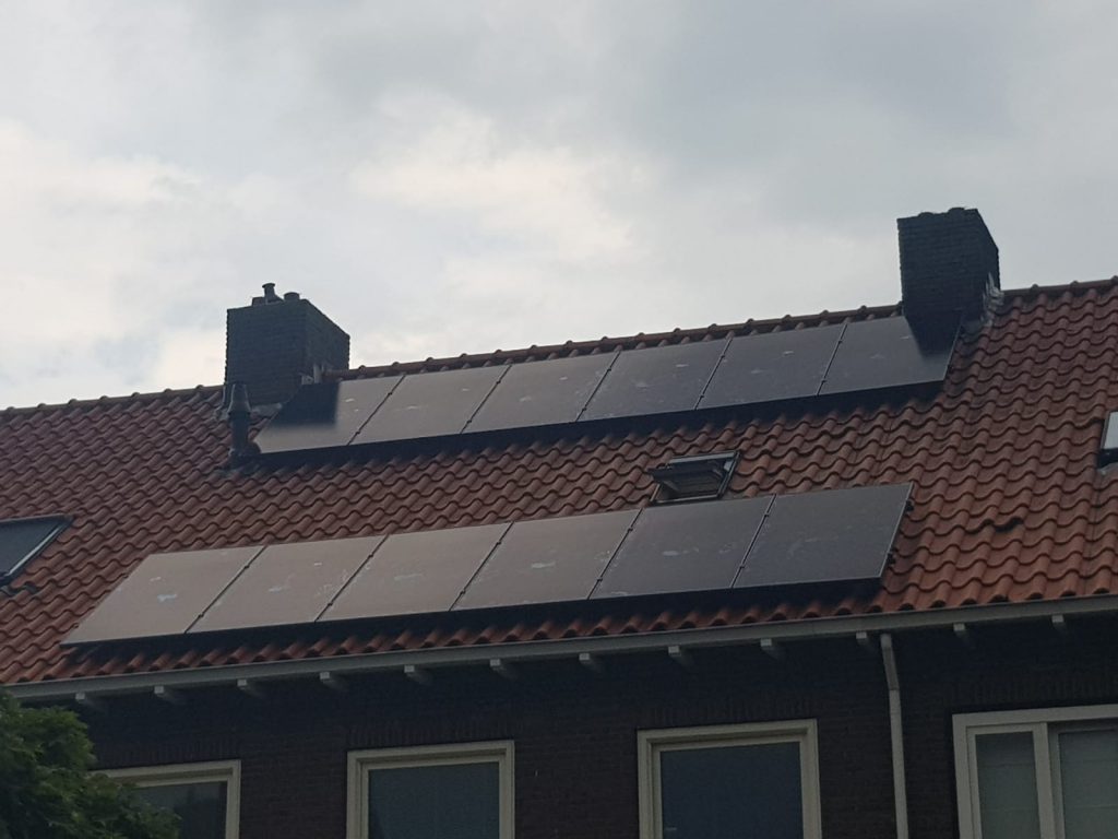 Zonnepanelen Zwolle op een hellend dak